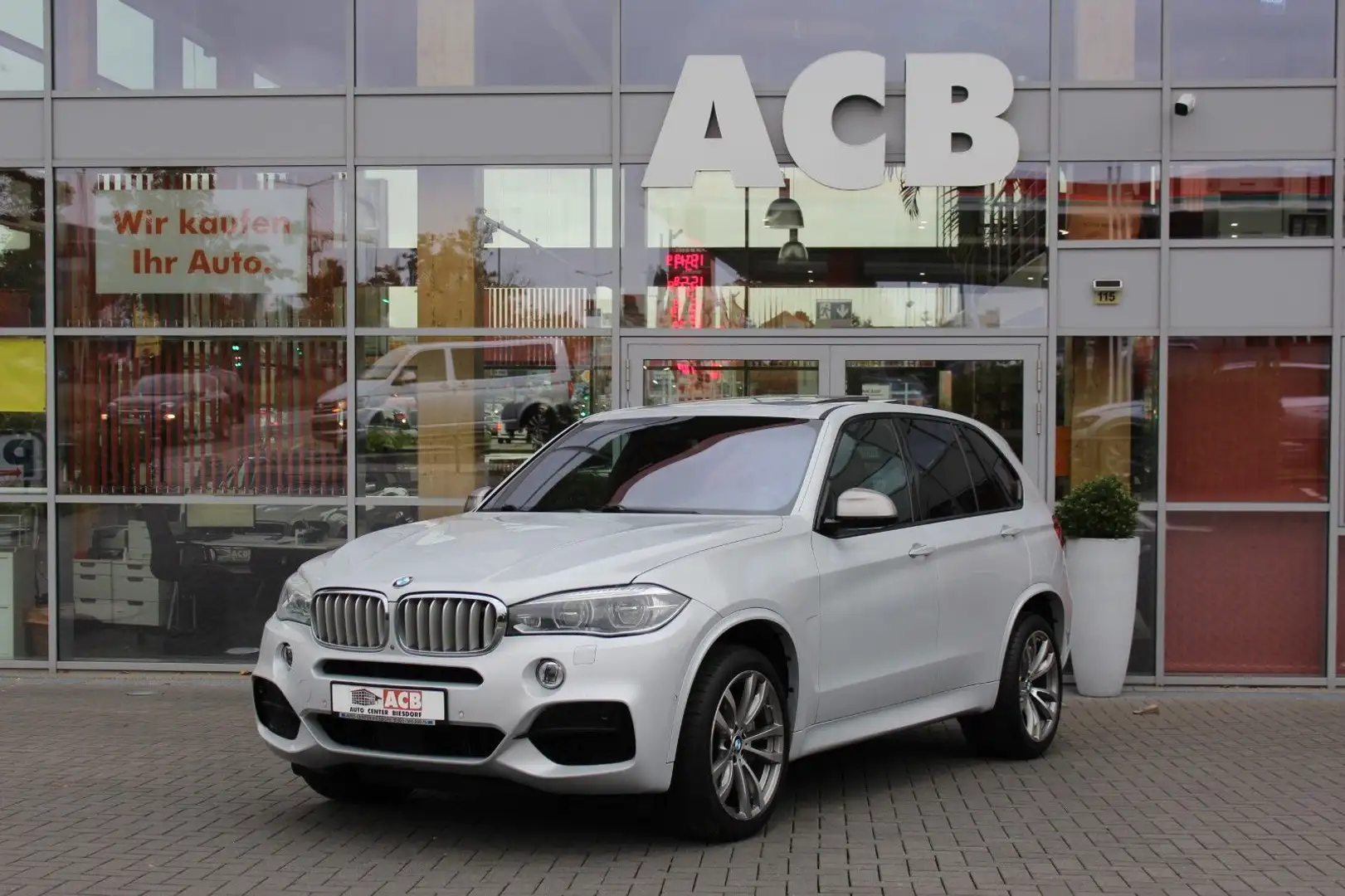 BMW X5 M d Individual ACC Softclose B&O Pano RFK Silber - 1