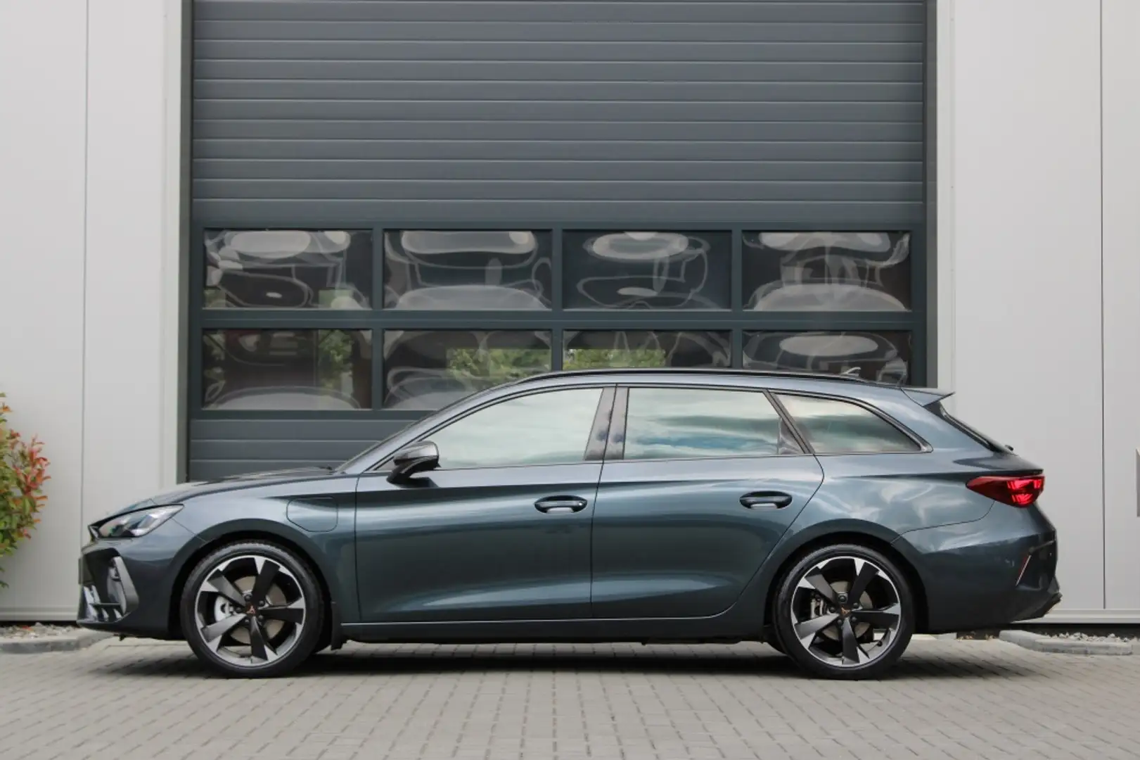 CUPRA Leon Sportstourer 1.5 TSI e-Hybrid 204 pk Business | Ac Grijs - 2