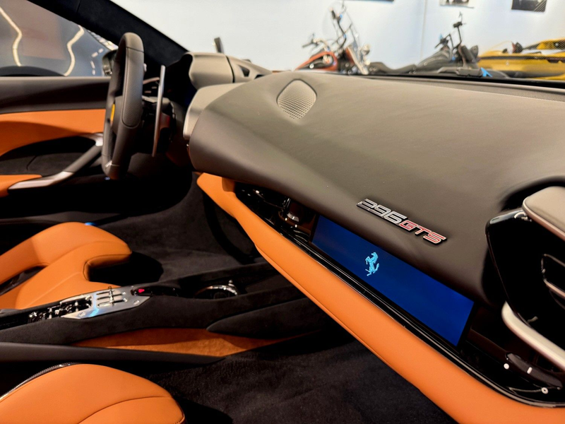 Ferrari 296 GTS Spider  Lift Carbon Sitze Grigio Scuro — photo 9