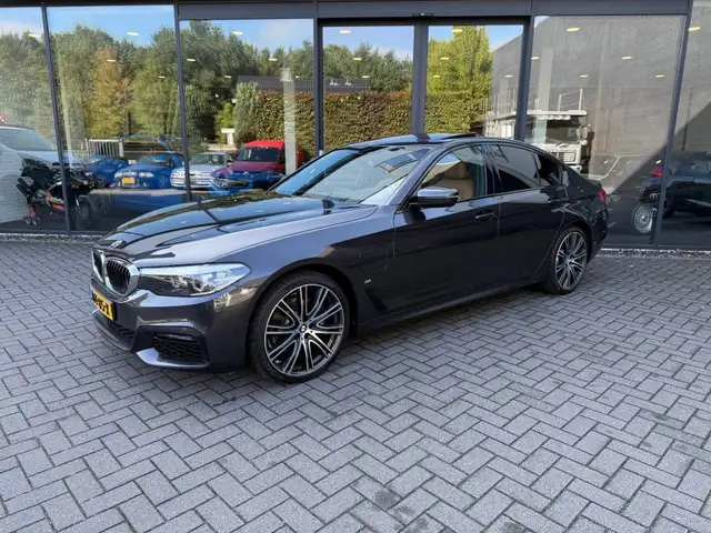 BMW 530e iPerformance M-Sport,Schuifdak,Leer,LED,NaviP