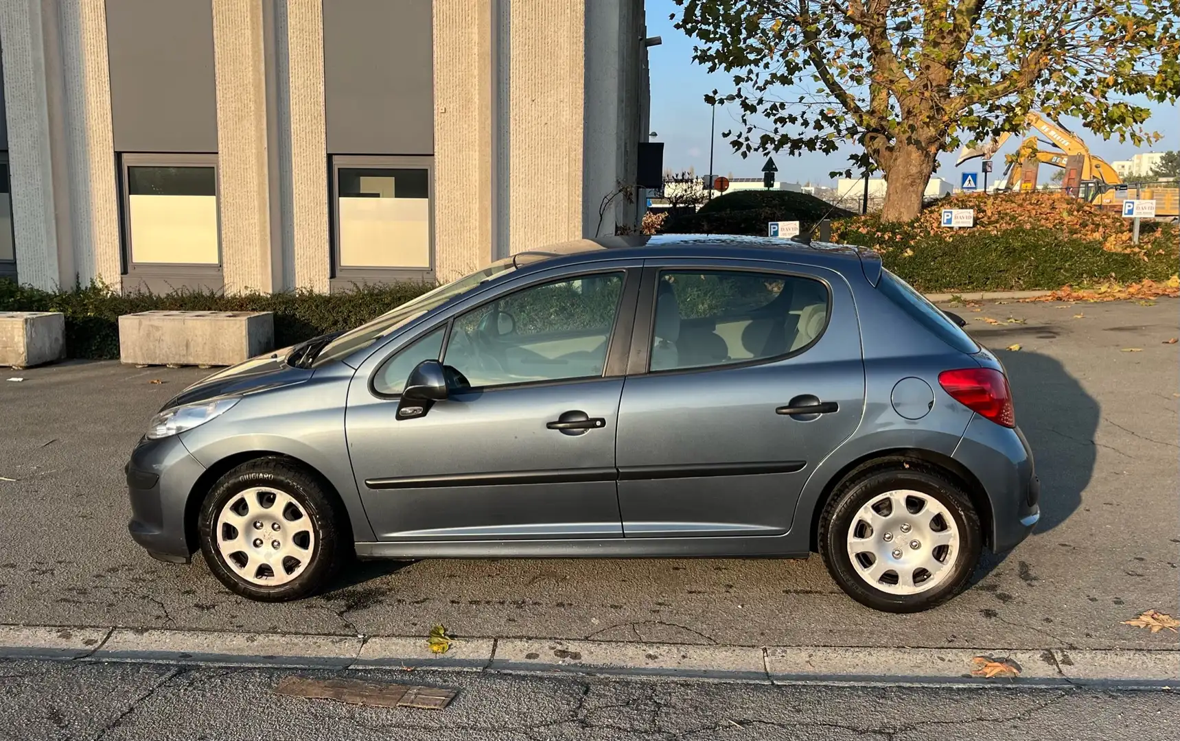Peugeot 207 1.4i vti essence Gris - 2