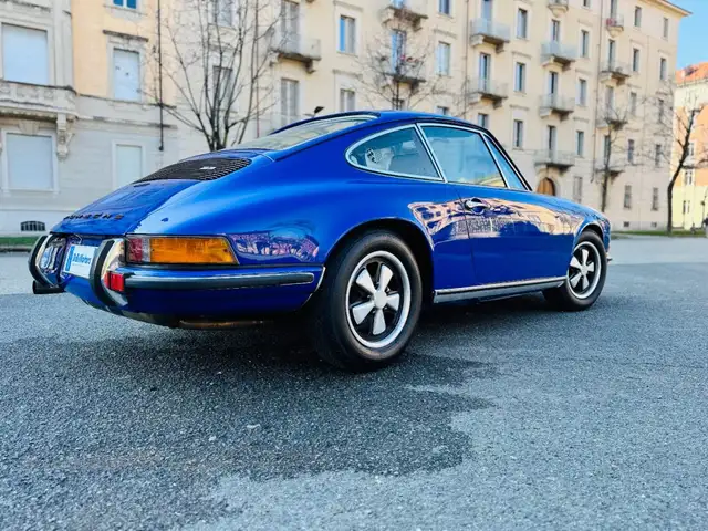 Porsche 911 view 7