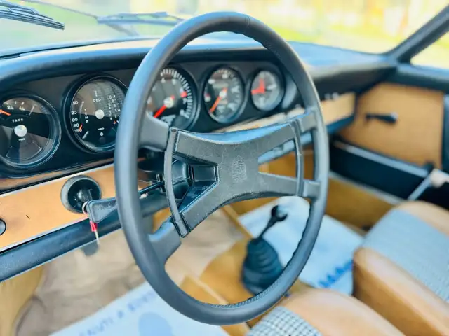 Porsche 911 view 17