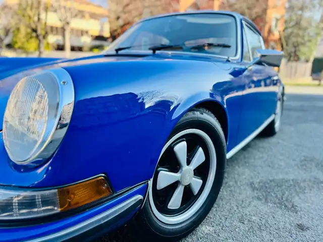 Porsche 911 view 11