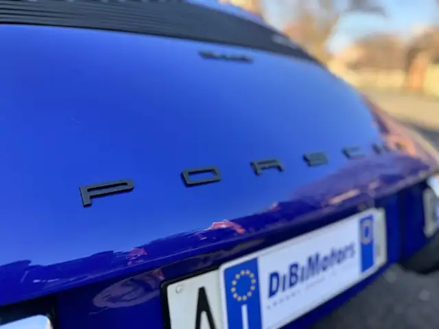 Porsche 911 view 8
