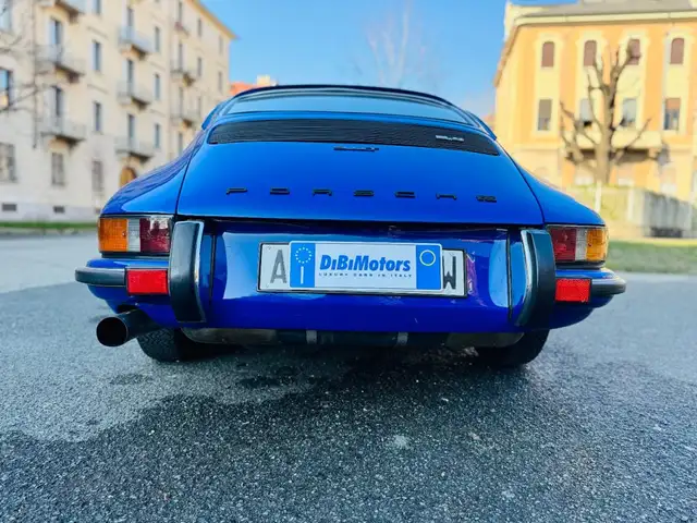 Porsche 911 view 6