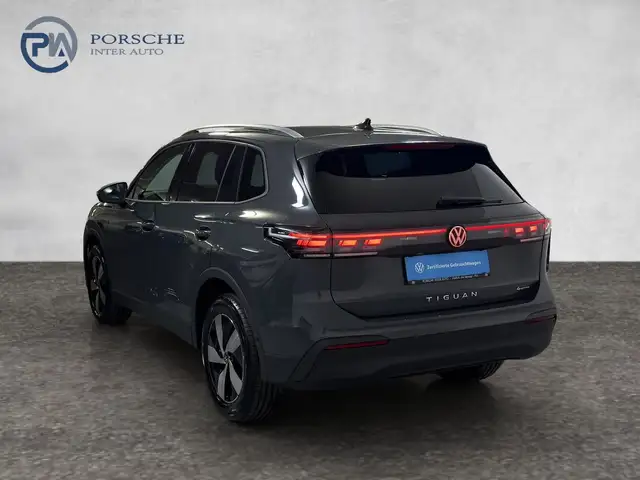 Volkswagen Tiguan view 4