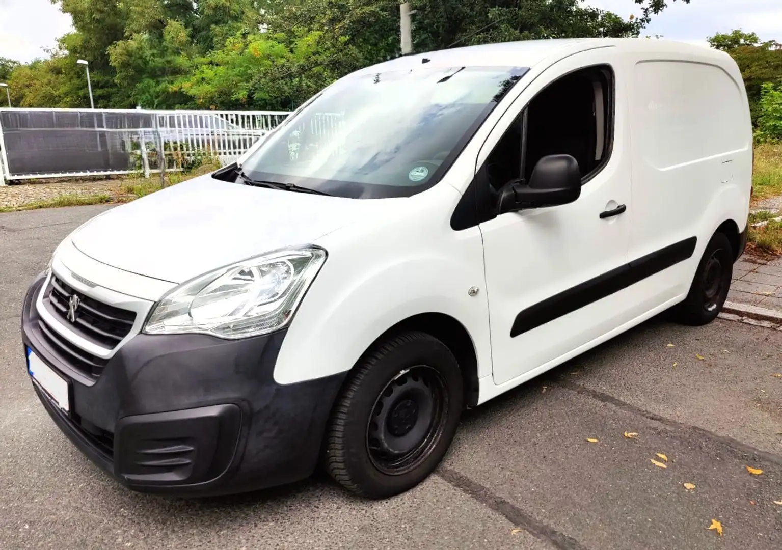 Peugeot Partner 1.6 HDI FAP "Pharmatransporter" Wit - 1