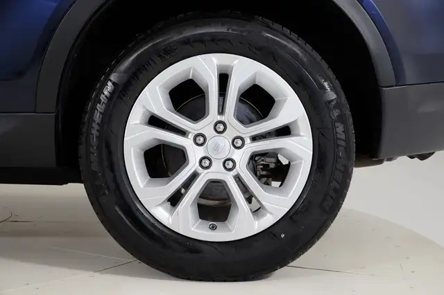 Land Rover Discovery Sport view 9