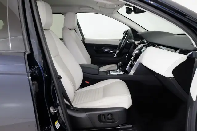 Land Rover Discovery Sport view 3