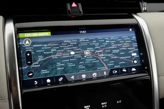 Land Rover Discovery Sport view 12