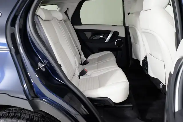 Land Rover Discovery Sport view 5