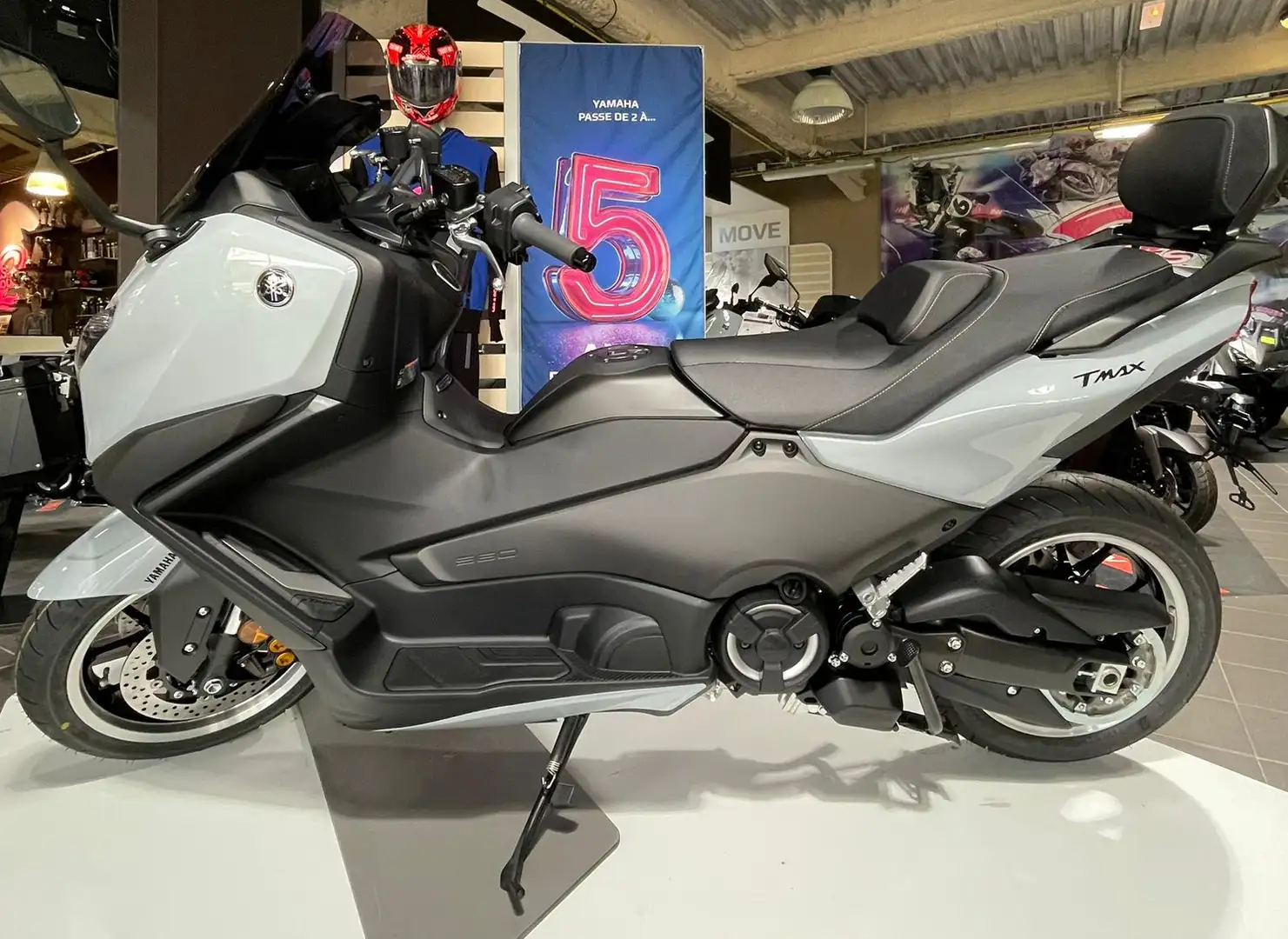 Yamaha TMAX 560 Gris - 1