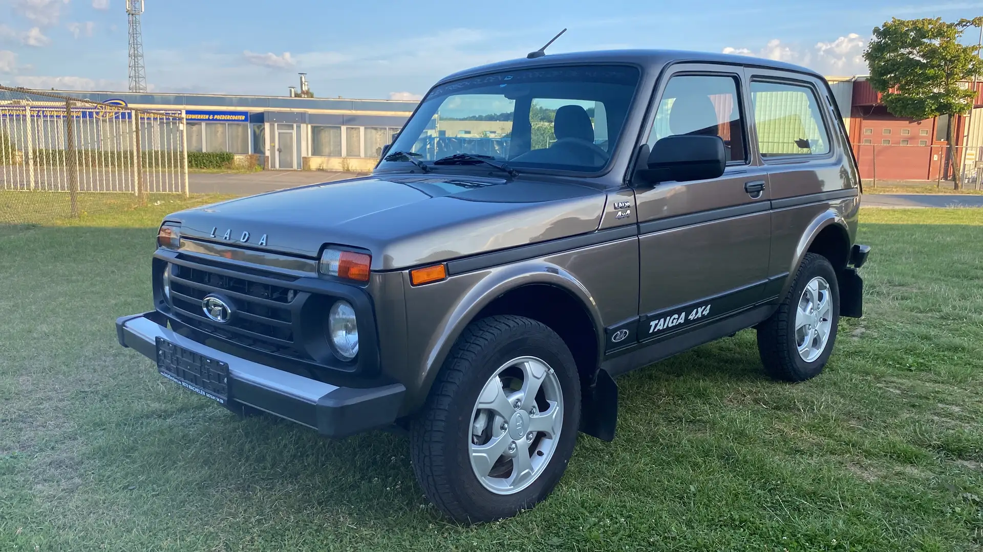 Lada 4x4 ✅ Lada 4x4 Marrón - 1