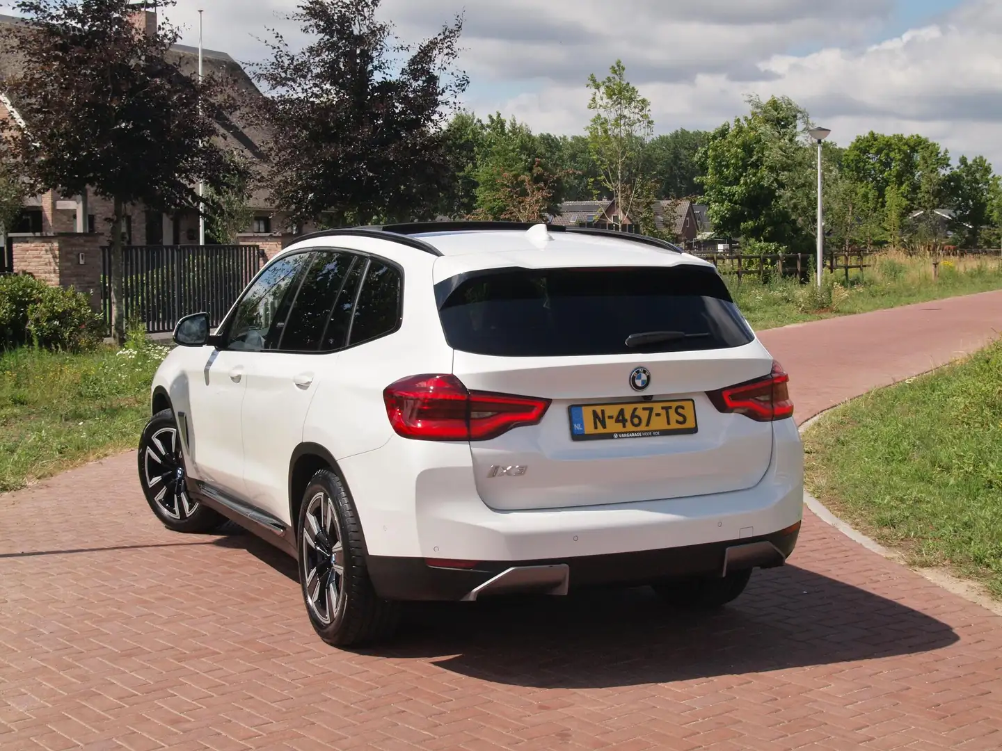 BMW iX3 Executive 80 kWh | Panoramadak | NL-Auto | Camera Wit - 2