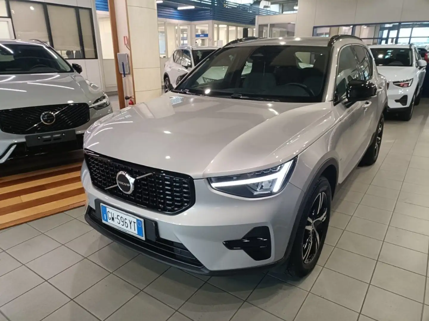 Volvo XC40 B4 automatico Plus Dark Gris - 1