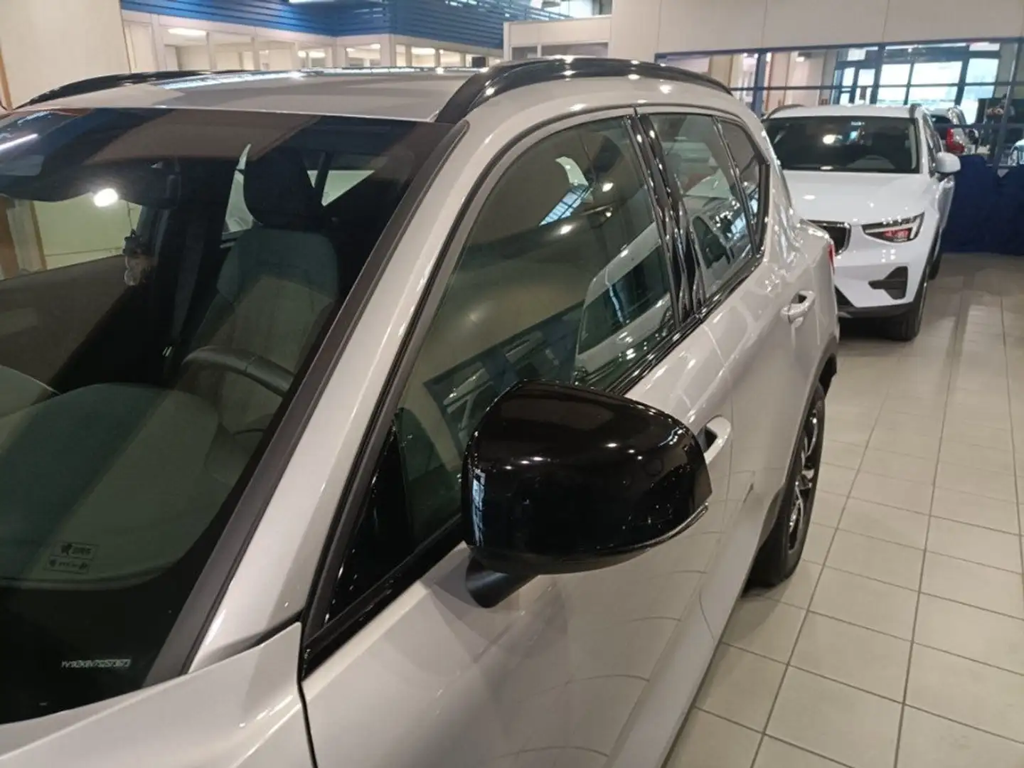 Volvo XC40 B4 automatico Plus Dark Gris - 2