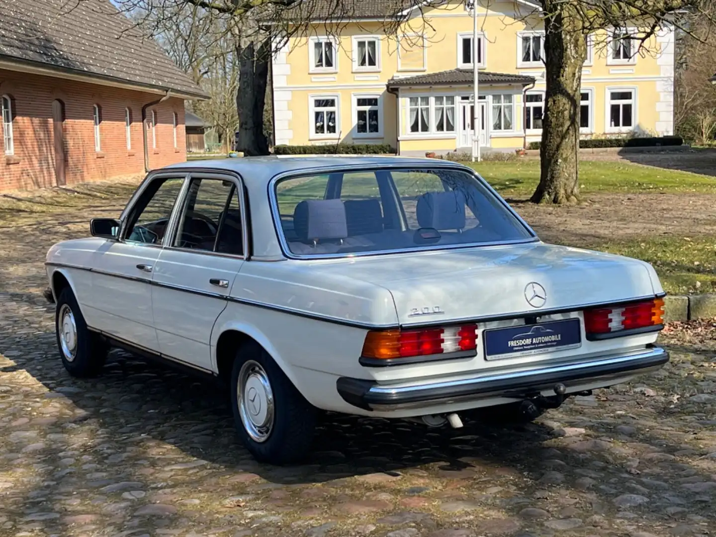 Mercedes-Benz 200 W123 Scheckheft gepflegt, schöner Zustand! Weiß - 1