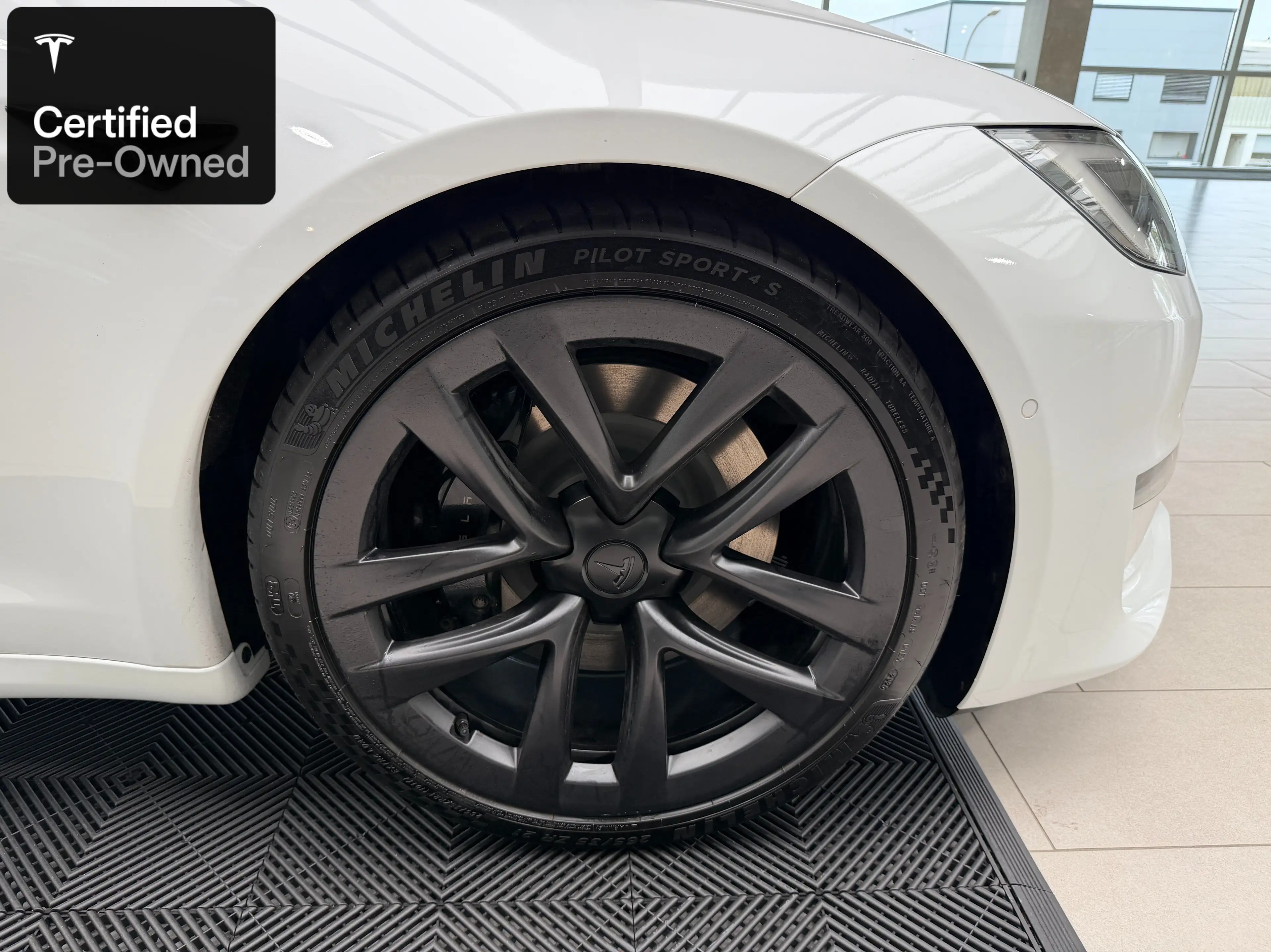 Tesla Model S Model S Plaid — photo 10