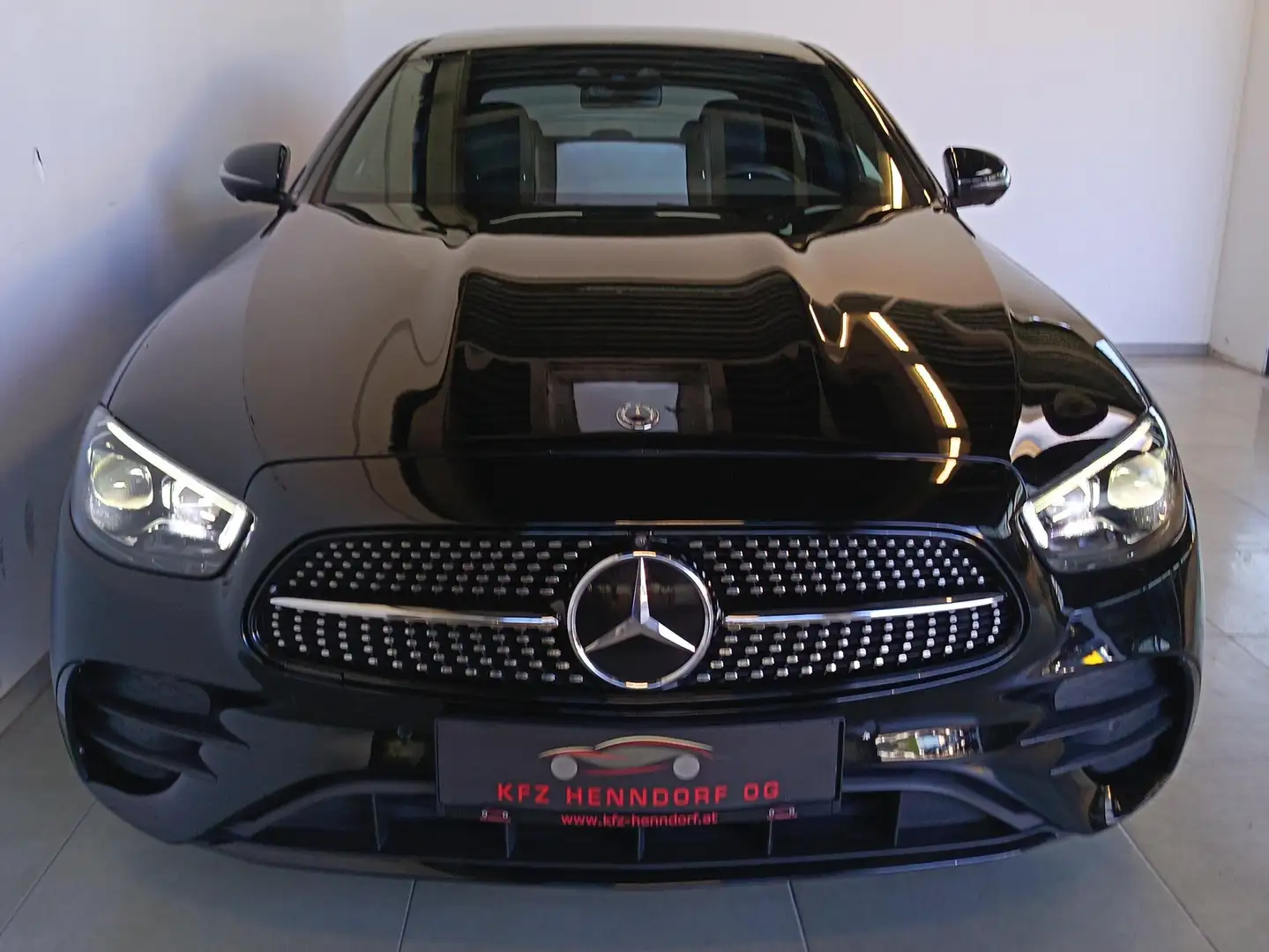 Mercedes-Benz E 220 E 220 d 4Matic AMG Styling Schwarz - 2