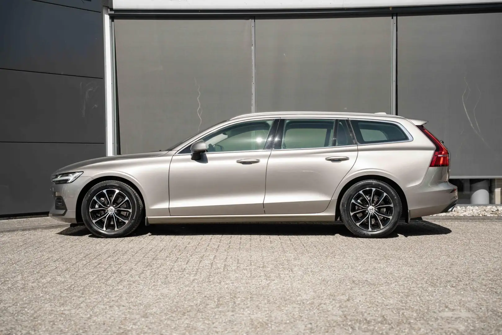 Volvo V60 B3 Automaat Business Pro | Verwarmbare Voorstoelen Grijs - 2