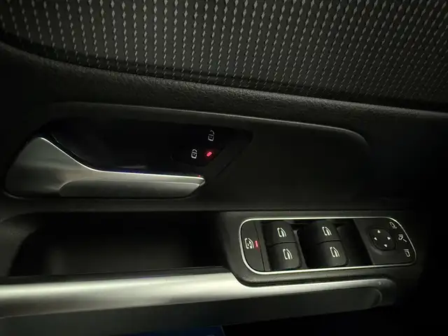 Mercedes-Benz GLB view 18