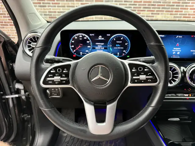 Mercedes-Benz GLB view 10