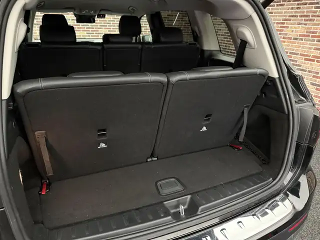 Mercedes-Benz GLB view 23