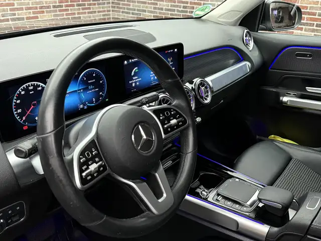 Mercedes-Benz GLB view 3