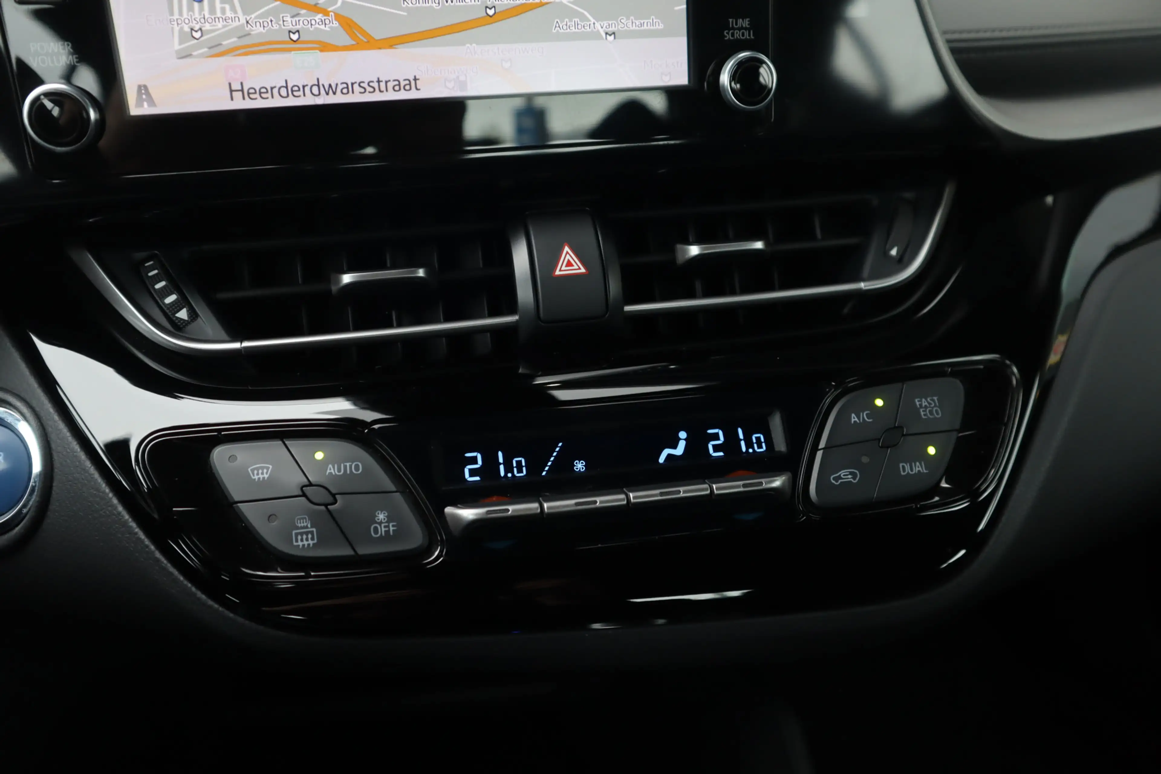 Toyota C-HR 1.8 Hybrid Navi | Camera | Carplay | ACC | 17” | D — photo 16
