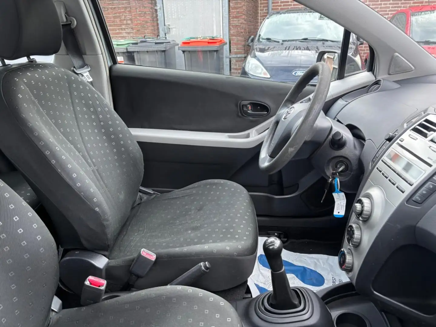 Toyota Yaris 1.3 VVTi Terra Gris - 2