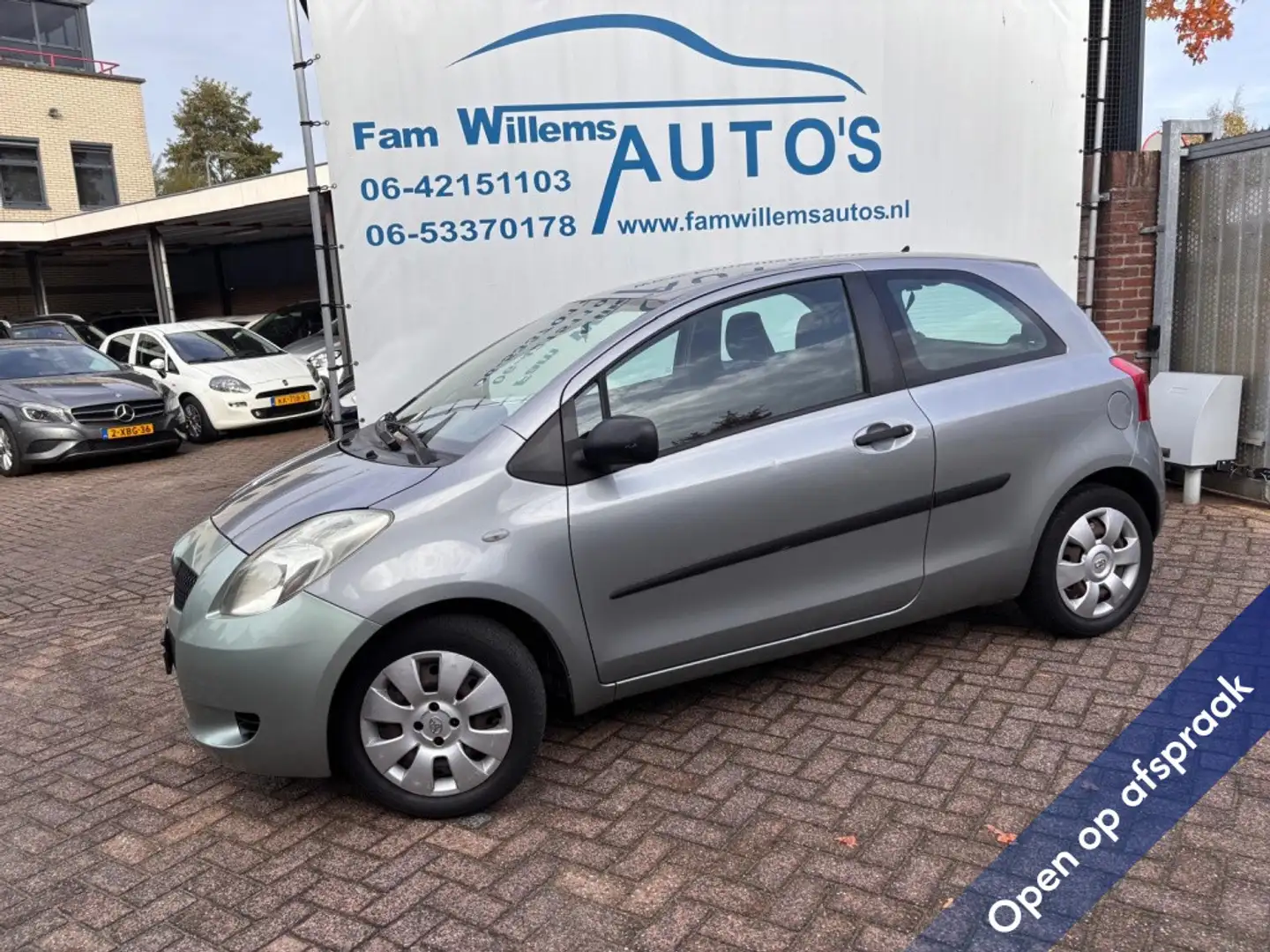 Toyota Yaris 1.3 VVTi Terra Gris - 1