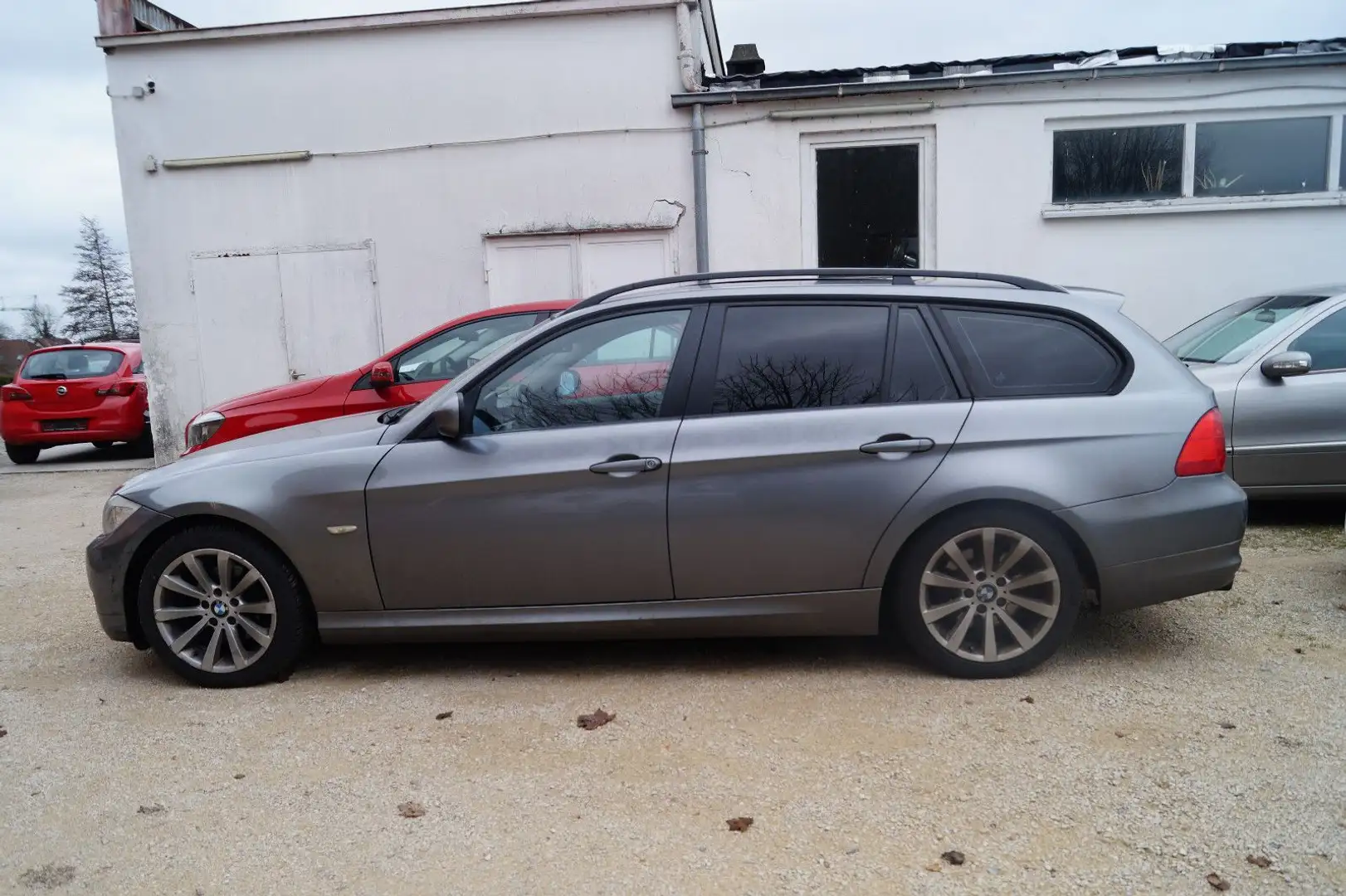 BMW 318 i Klimaautomatik AHK Grau - 2