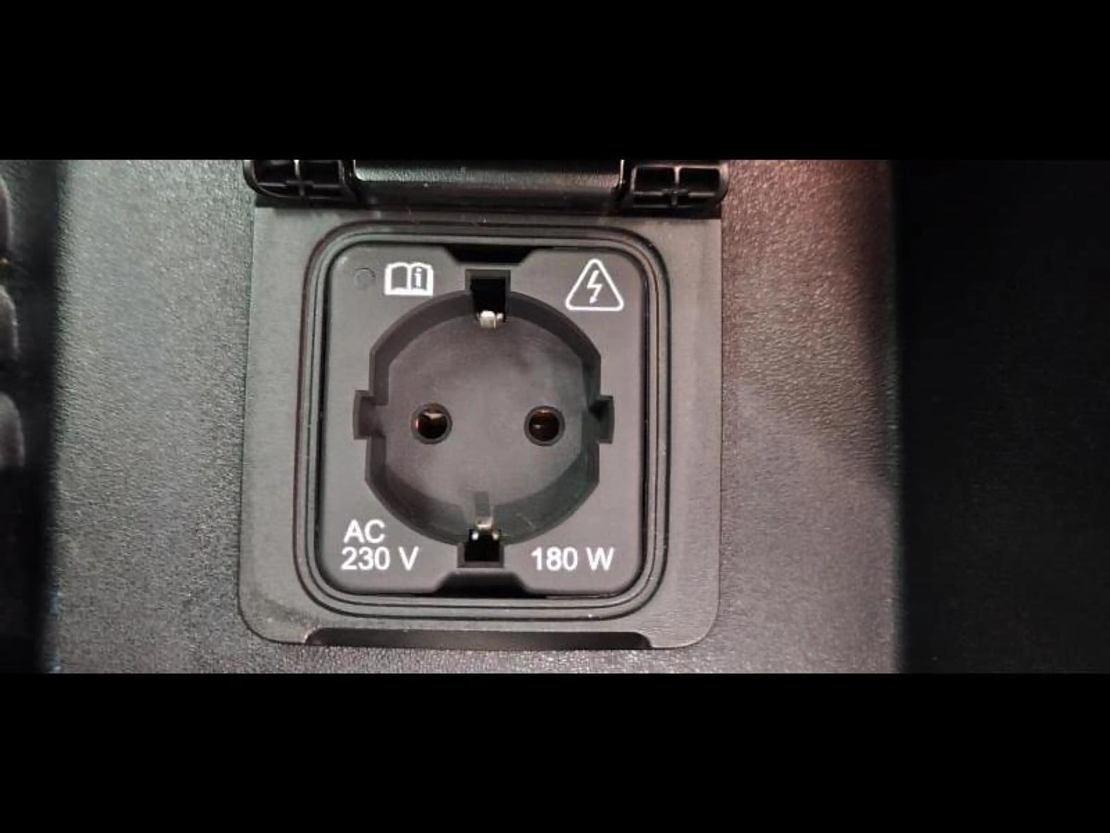 Land Rover Defender P400 AWD Auto 75th Edition — photo 21