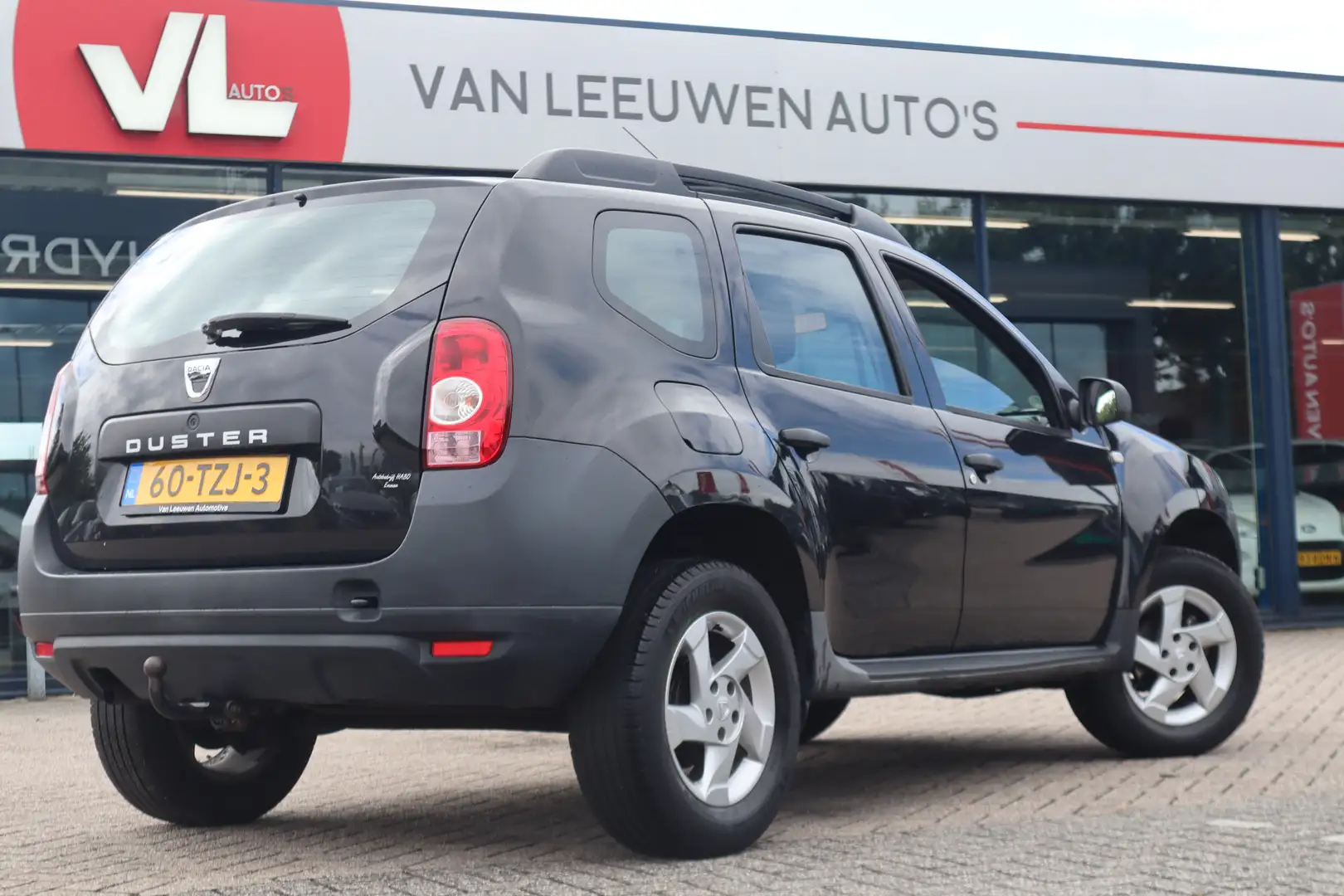 Dacia Duster 1.6 Ambiance 2wd | Trekhaak | Airco | APK 02-05-20 Zwart - 2