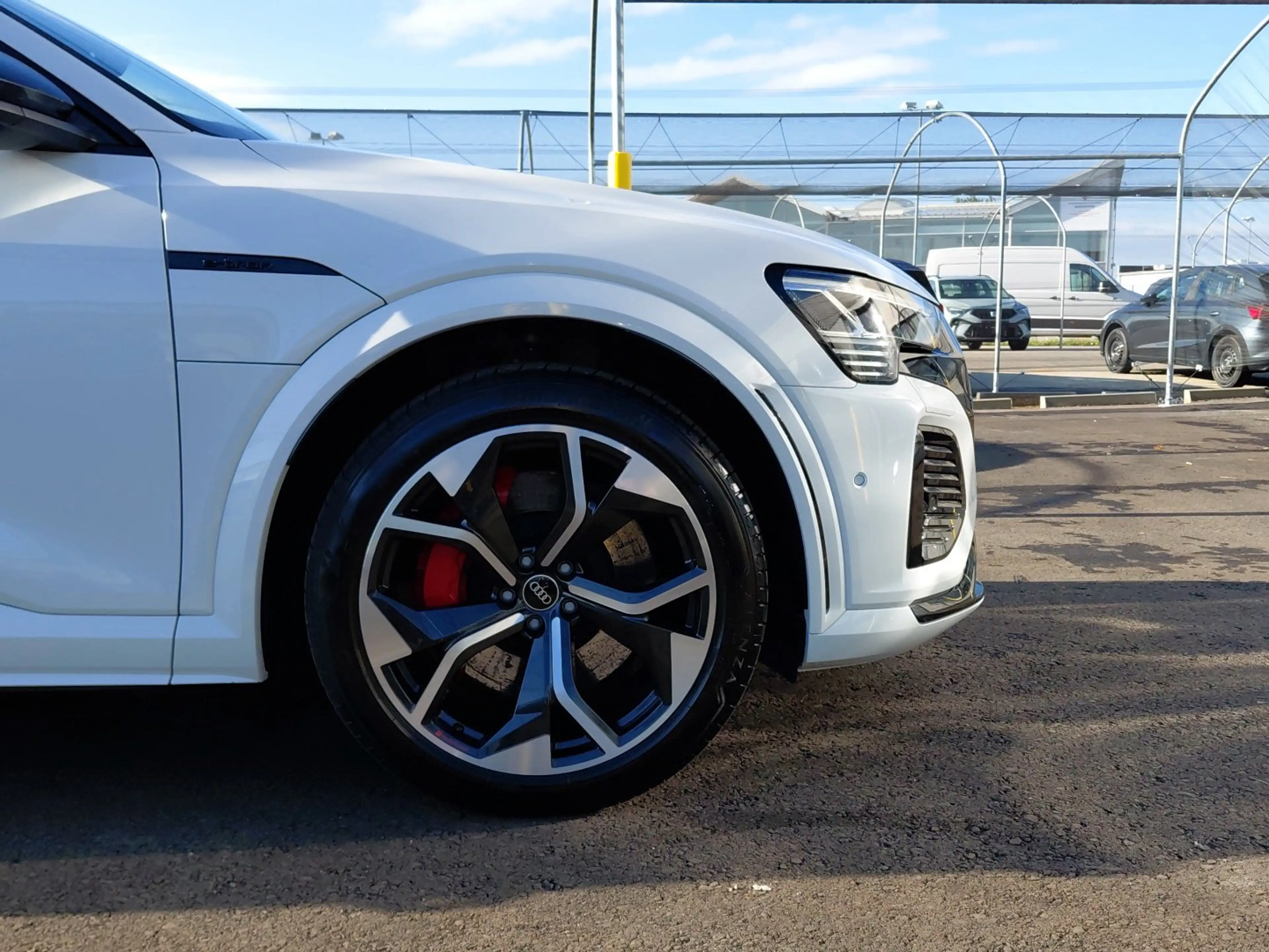 Audi SQ8 e-tron quattro — photo 6