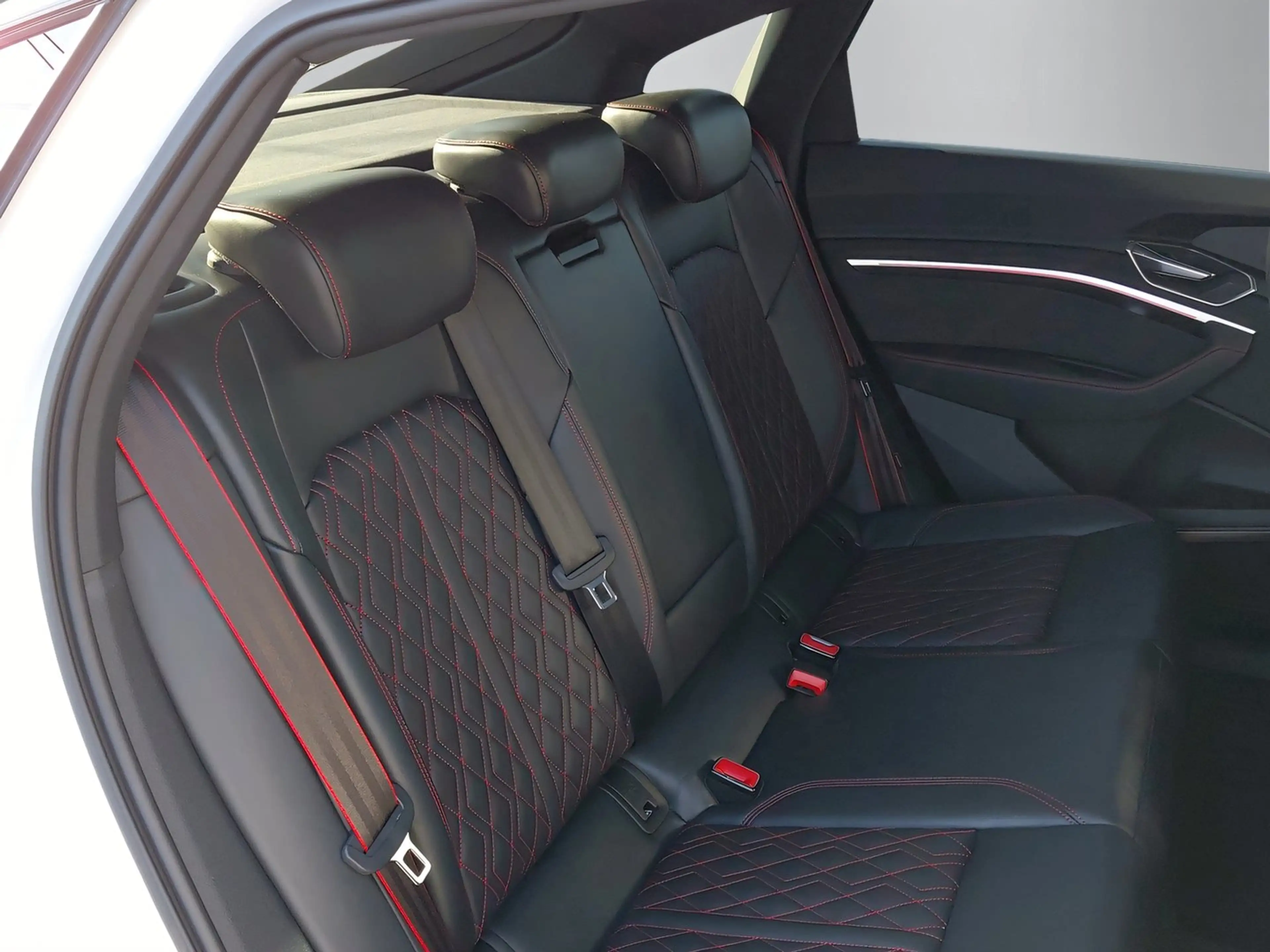 Audi SQ8 e-tron quattro — photo 12