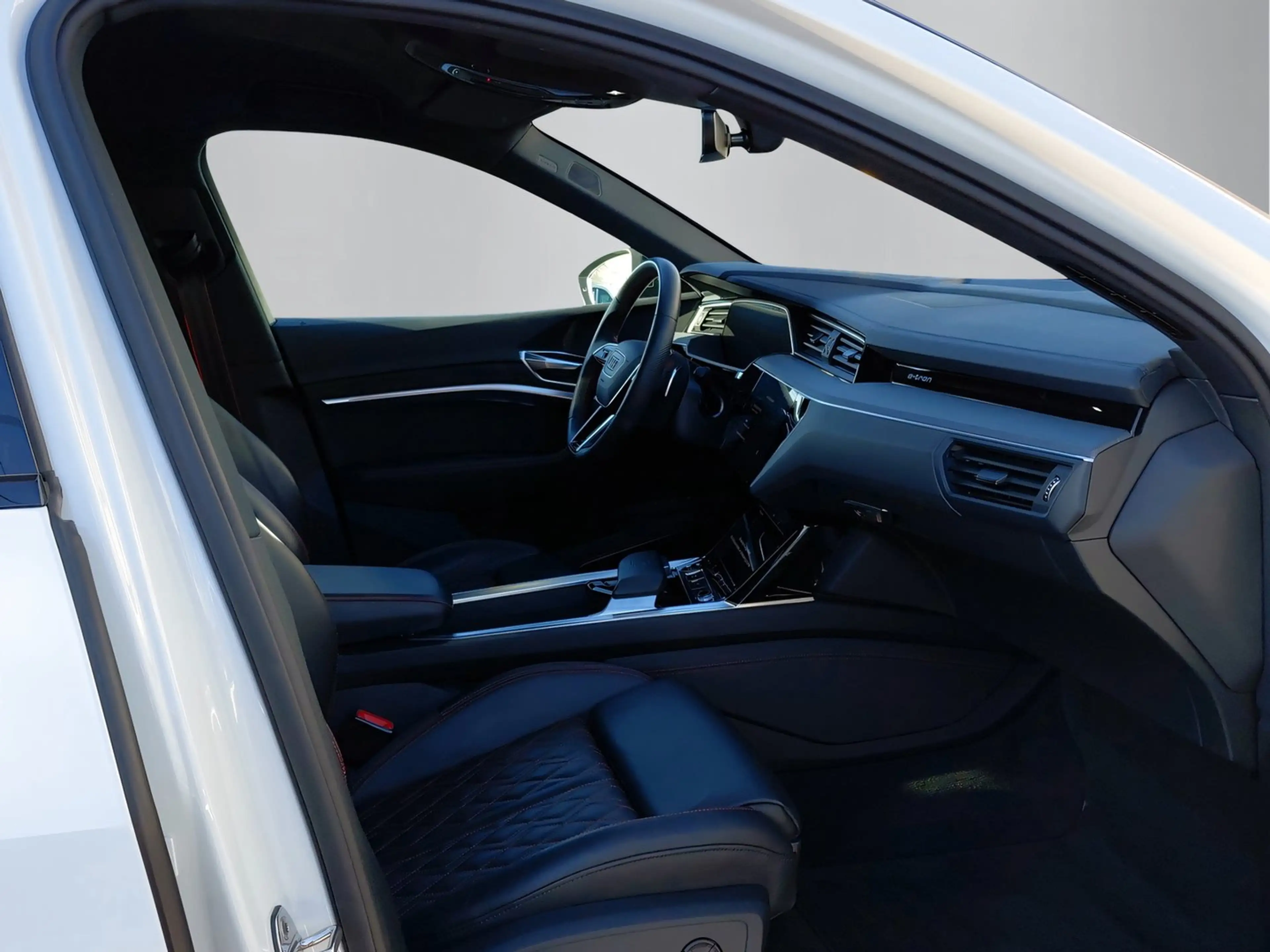 Audi SQ8 e-tron quattro — photo 11