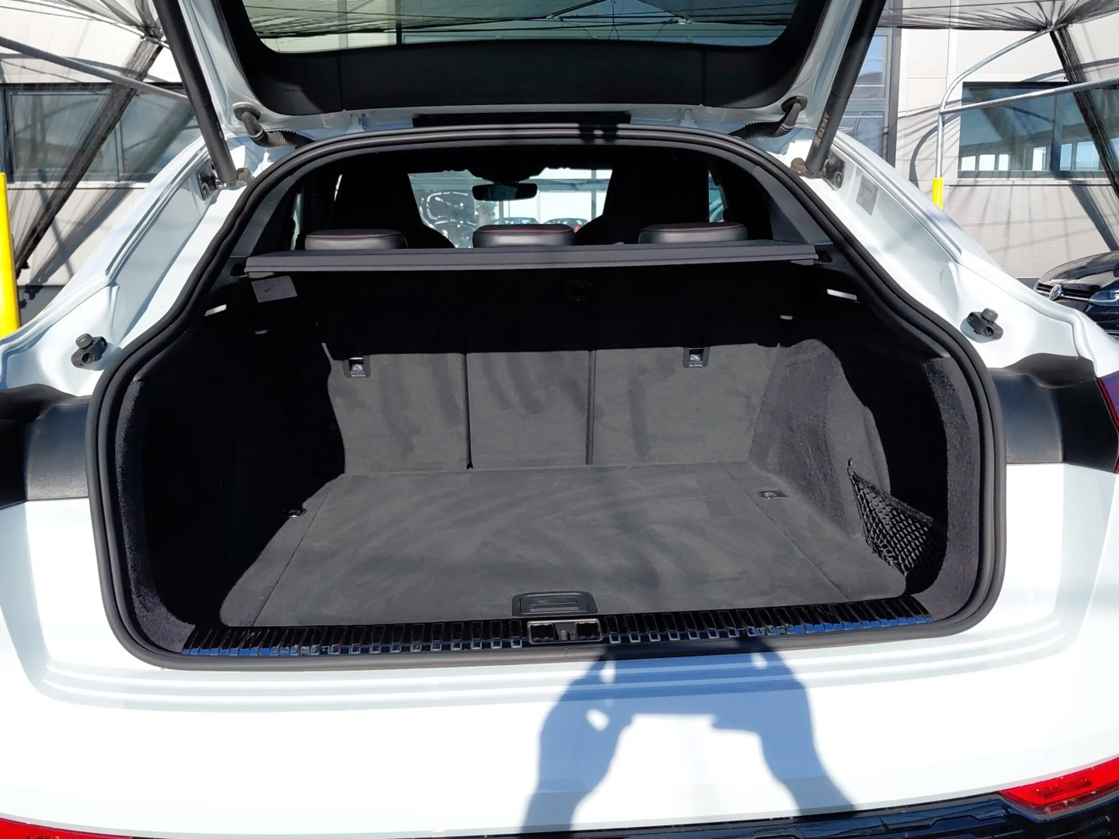 Audi SQ8 e-tron quattro — photo 14