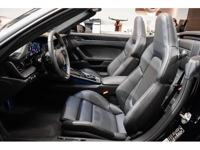 Porsche 911 view 7