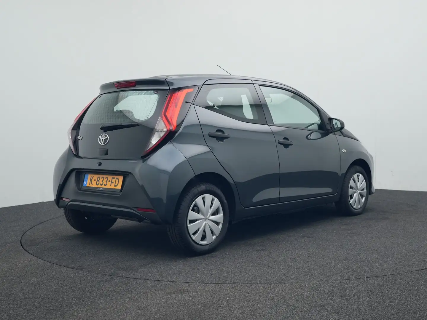 Toyota Aygo 1.0 VVT-i x-fun Grijs - 2