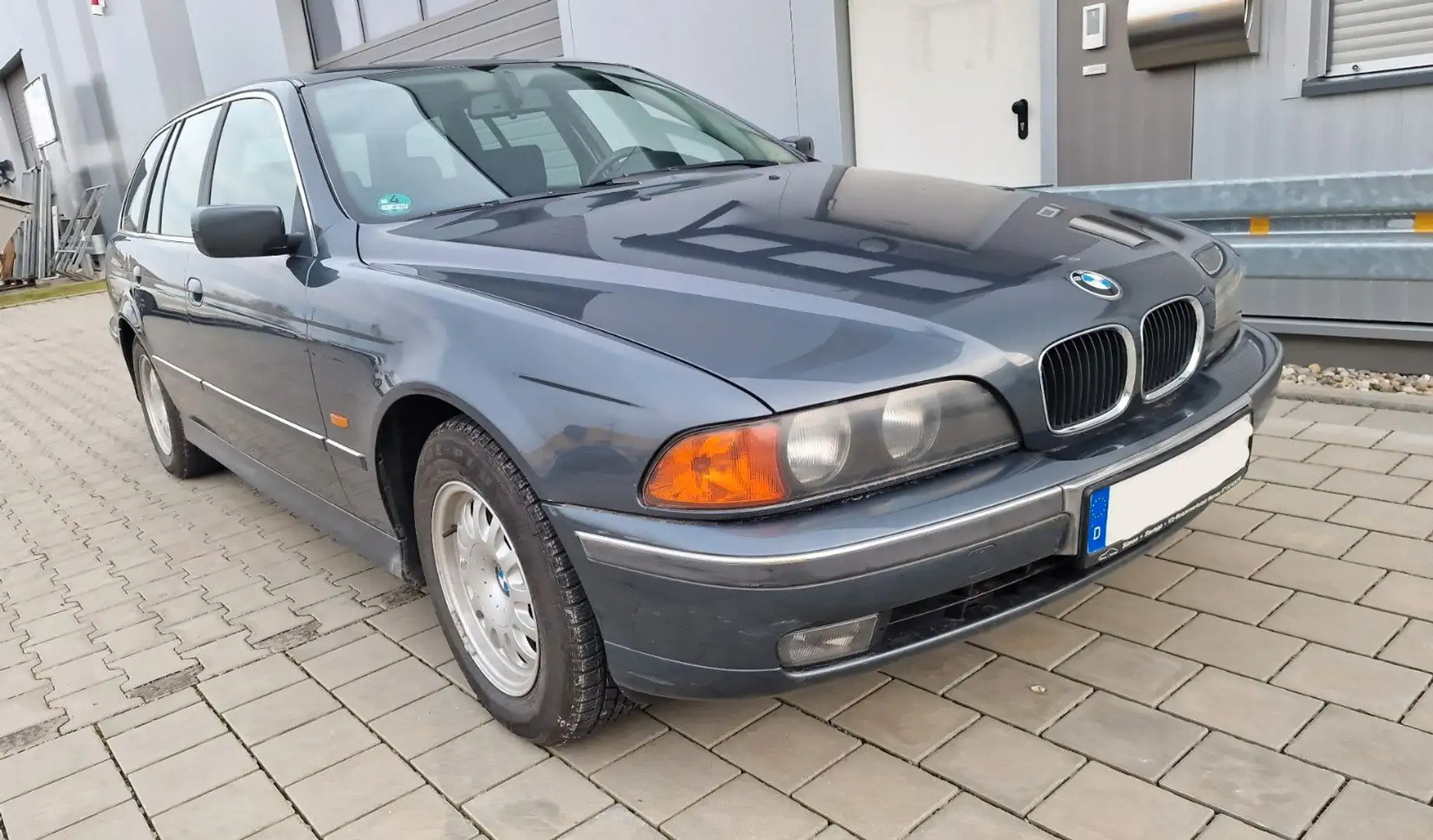 BMW 523 i/TÜV 04.2025/AUTOMATIK/AHK/KLIMA/PDC Grijs - 1