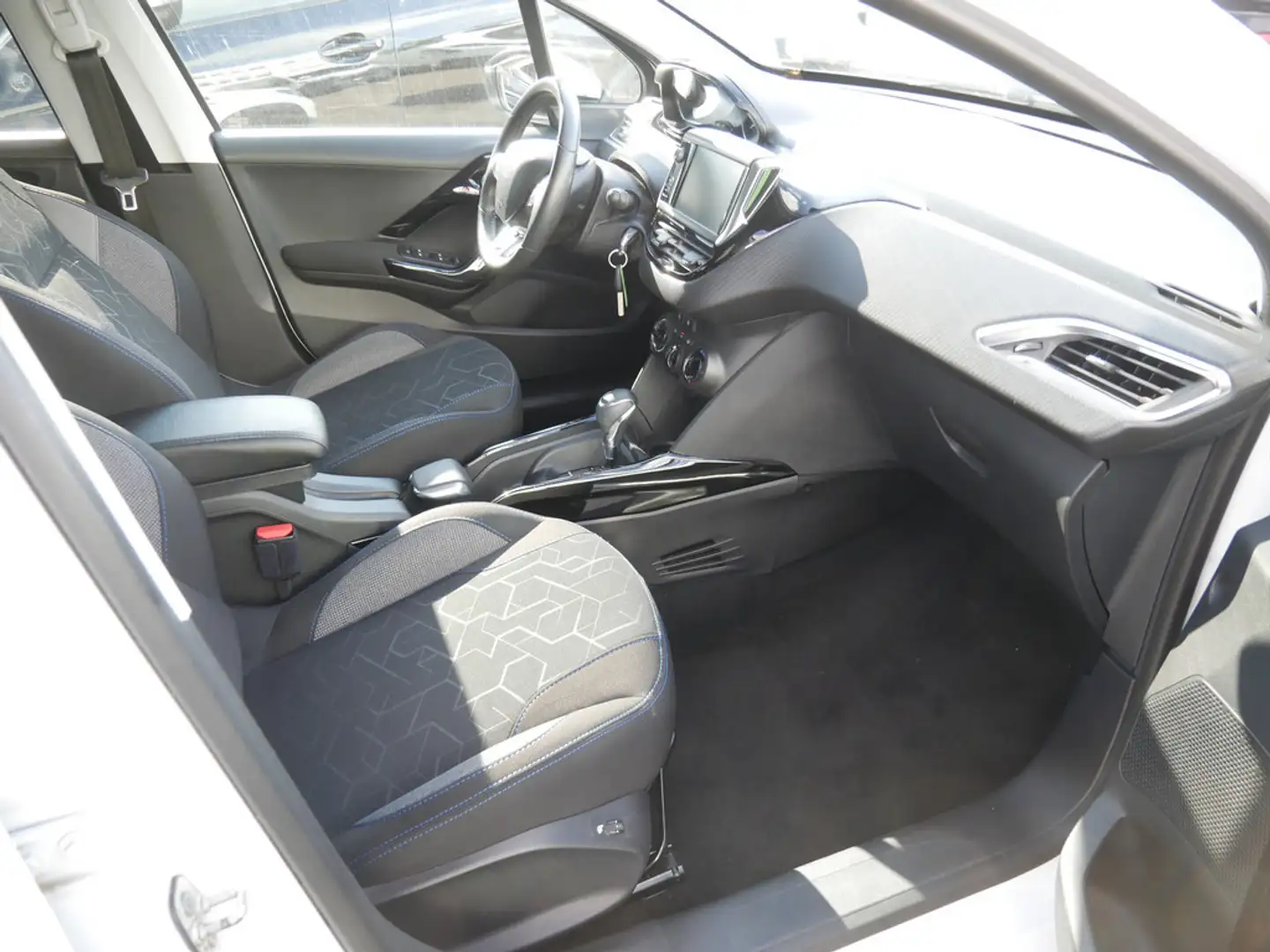 Peugeot 2008 Signature PureTech 130 SHZ KAMERA NAVI Weiß - 2