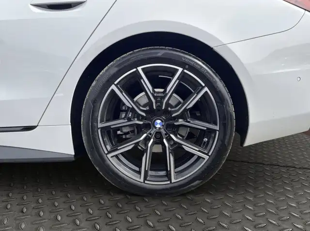 BMW 4 Series view 11