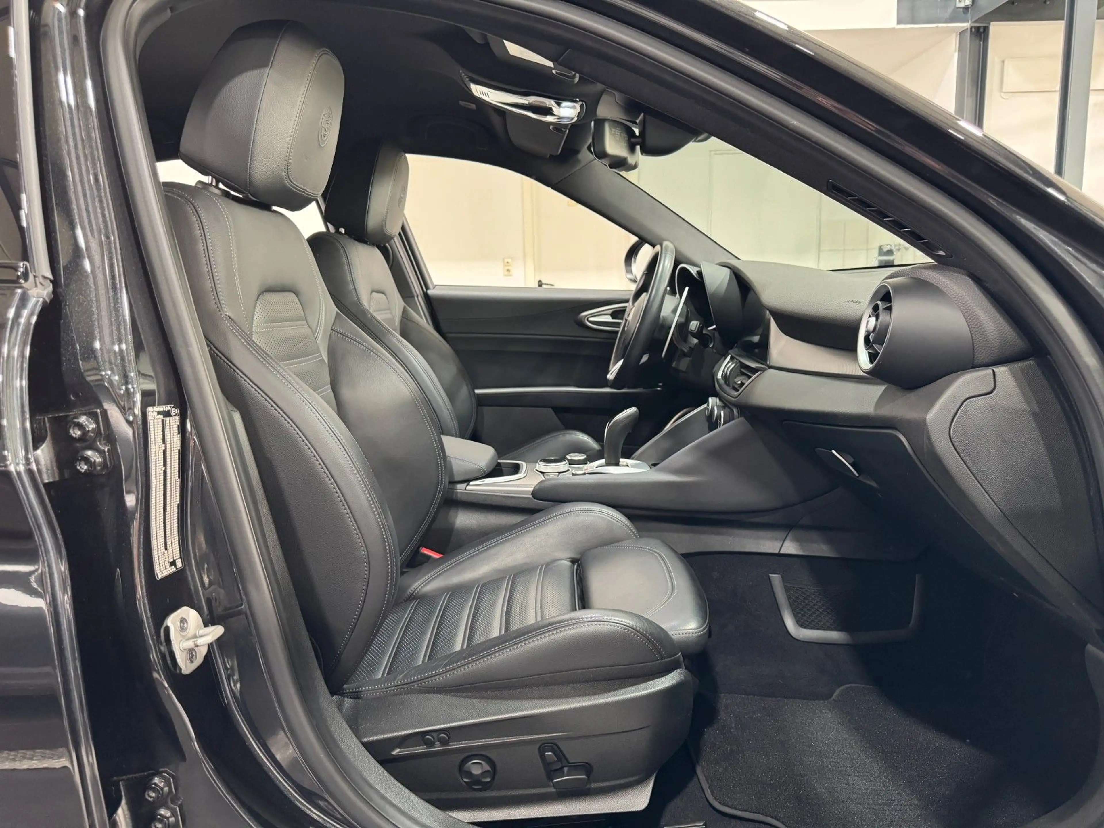 Alfa Romeo Giulia Veloce Q4| SHZ | SH| S-SITZE |APPLE-CAR| — photo 13