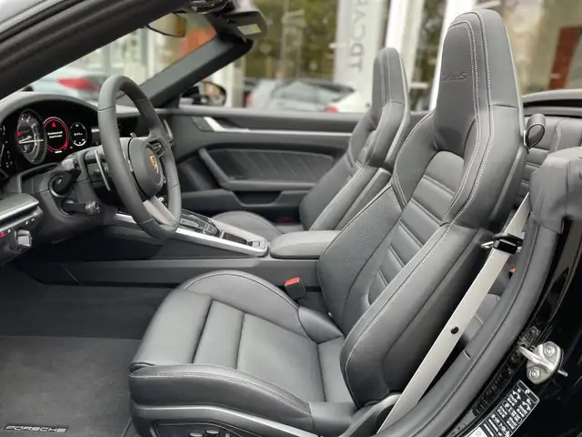 Porsche 992 view 7