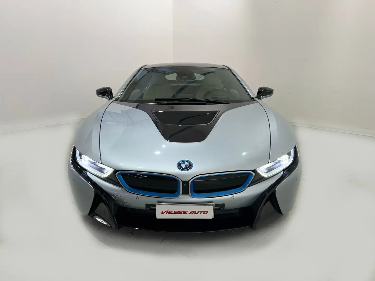 BMW i8 i8 Coupe 1.5 auto srebrna - 2