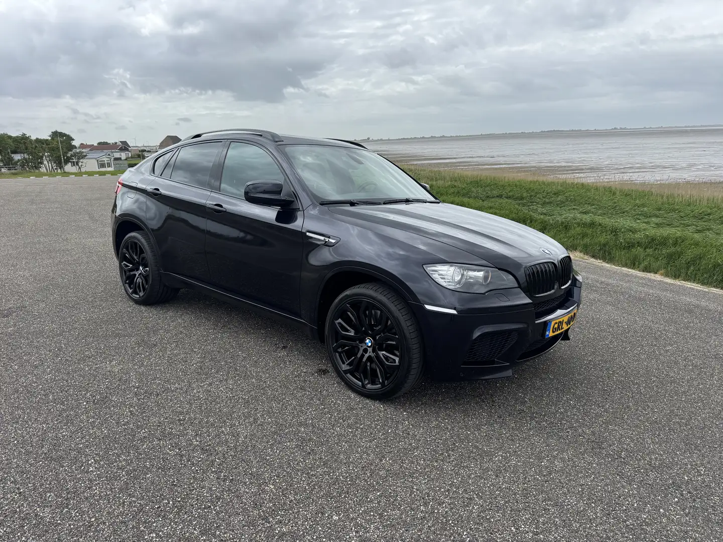 BMW X6 M Bmw x6 M yountimer zeer netjes inc. Bmw racefiets Černá - 1