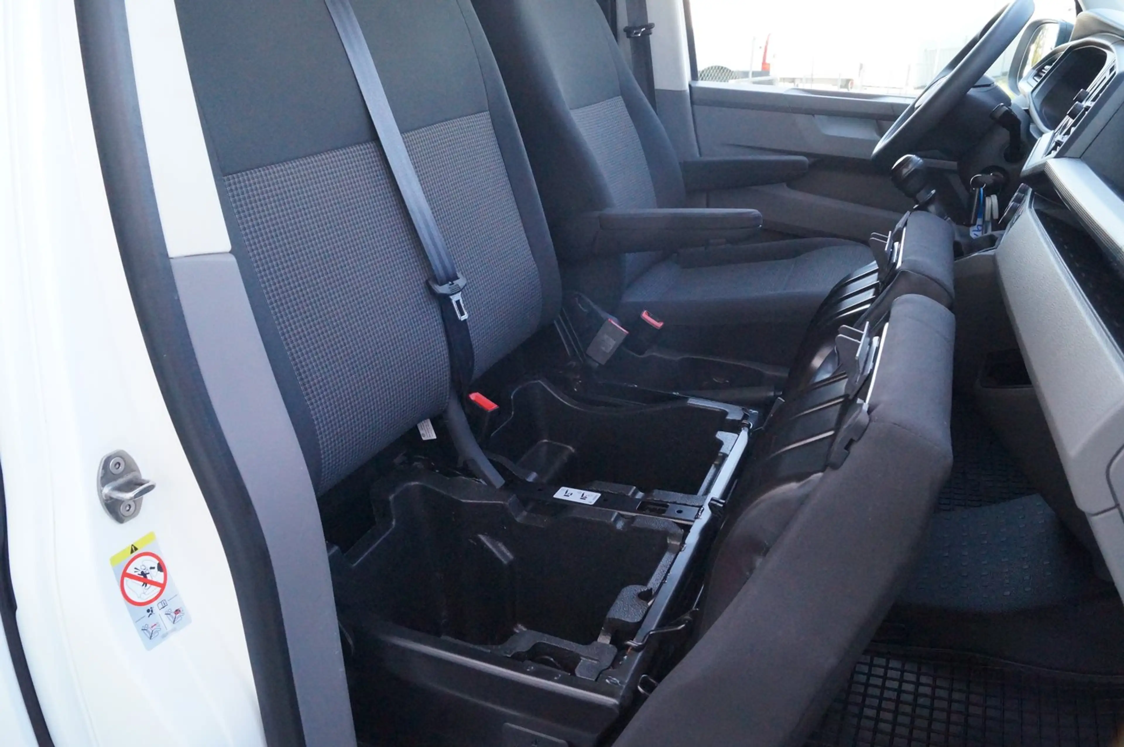 Volkswagen T6.1 Transporter VW Transporter T6.1 Kastenwagen TDI — photo 9