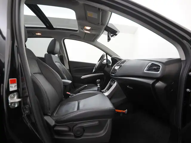 Suzuki S-Cross view 3